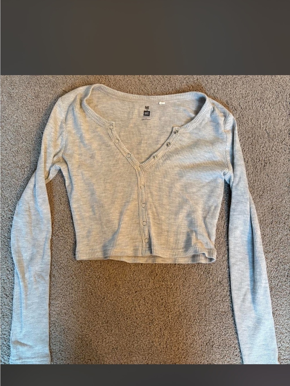 Me to We Light Gray Ribbed Cropped Henley Long Sleeve Top